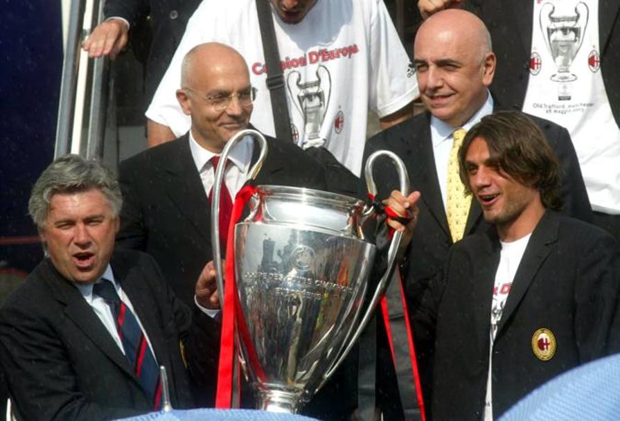 Ecco invece il trofeo del 2003 conquistato ai rigori a Manchester nel 2003 contro la Juventus